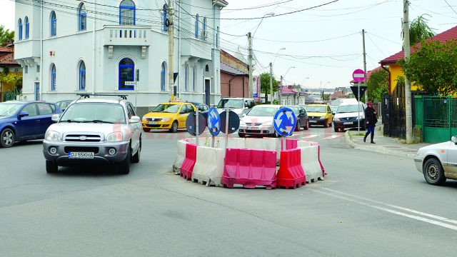 Sensul giratoriu din intersecţia străzii Arieş cu strada Alexandru Macedonski aproape că nu mai are nici un rol (Foto: Bogdan Grosu)