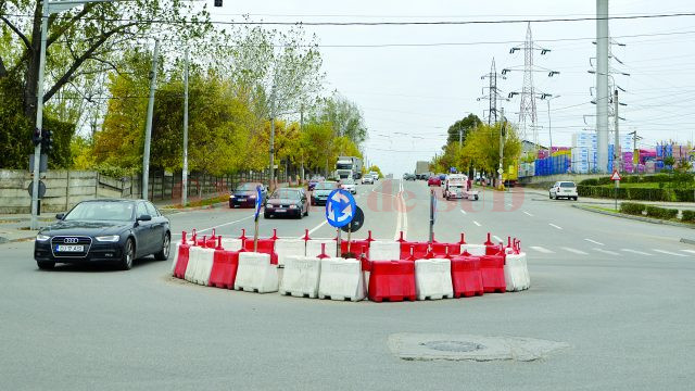 Giratoriul din zona depozitului Arabesque din Craiova s-a deplasat spre strada Caracal, iar forma lui nu mai este rotundă (Foto: Bogdan Grosu)