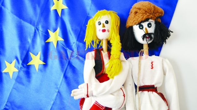 Păpuşi făcute de elevi, cu sprijinul angajaţilor de la Teatrul „Colibri“ din Craiova (Foto: Bogdan Grosu)