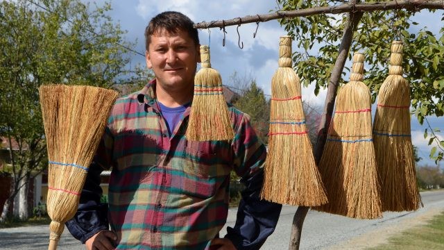 Dumitru Niculescu, măturar de meserie (Foto: Bogdan Grosu)