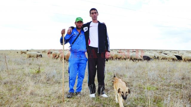 Gheorghe Călina (dreapta), împreună cu unul dintre verii care îl ajută să aibă grijă de animale (Foto: Bogdan Grosu)