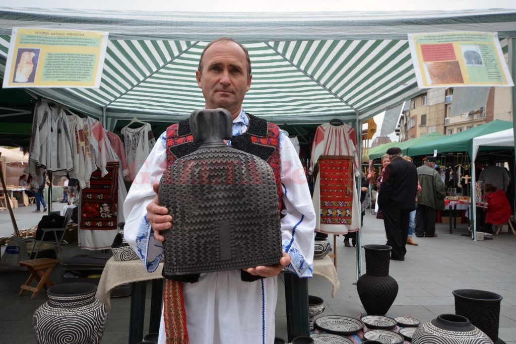 Ionel Cococi creează replici ale ceramicii neolitice de Vădastra, cea mai valoroasă piesă fiind Zeiţa Fertilităţii (Foto: Bogdan Grosu) 