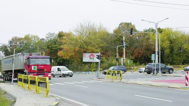 Şoferii care vin dinspre Centura de Nord către aeroport aşteaptă minute în şir până reuşesc să iasă de pe centură (Foto: GdS)