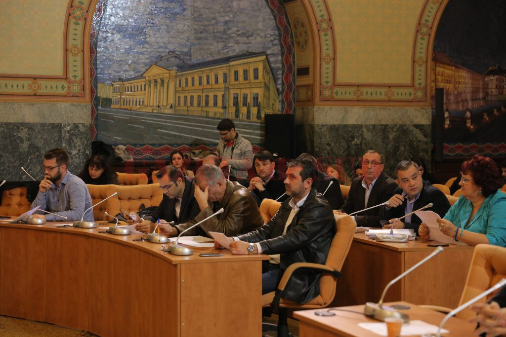 Consilierii locali au discutat ieri aprins despre proiectele nerealizate ale primăriei (Foto: Lucian Anghel)