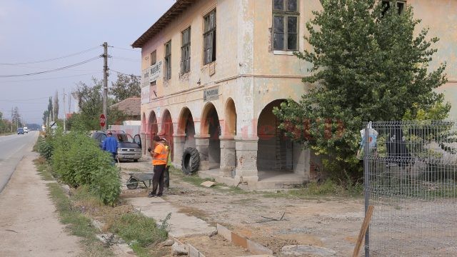 În Vânju Mare se lucrează la înlocuirea trotuarelor (Foto: Lucian Anghel)