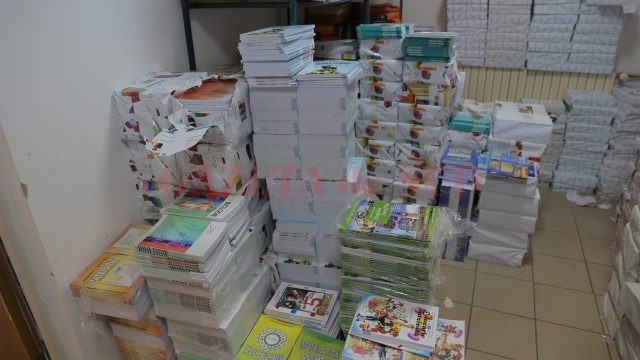 Elevii de clasa a IV-a vor primi abia în luna noiembrie noile manuale pentru limba română, limba engleză, matematică, istorie, științe ale naturii