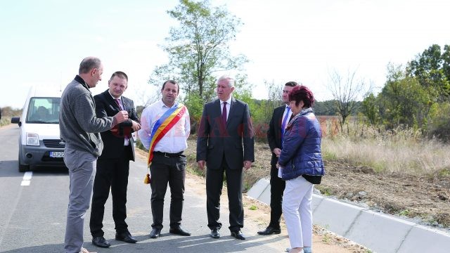 Președintele Consiliului Județean Dolj, Ion Prioteasa, vicepreședintele Cosmin Vasile, administratorul public al județului, Cosmin Durle, directorul Direcției Tehnice din cadrul CJ, Aurelia Dărac, şi primarul comunei Bulzeşti, Gin Sorescu