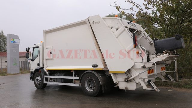 În weekend nu s-a mai format coadă la depozitul de la Mofleni, maşinile putând descărca fără restricţii (Foto: Lucian Anghel)