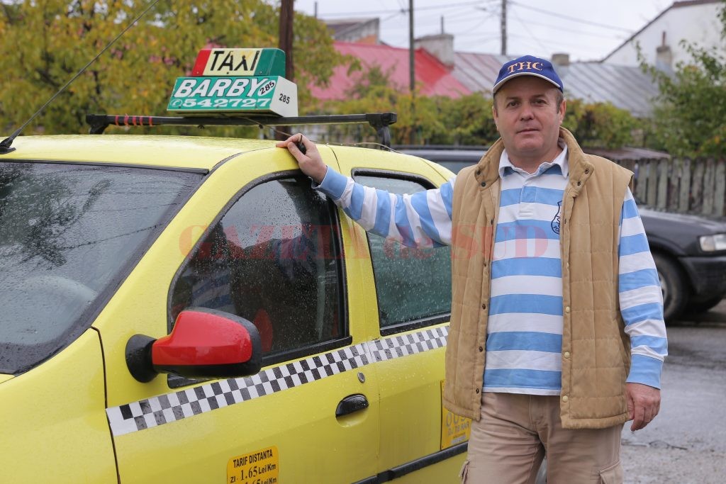 Luigi Unguritu este taximetrist de cinci ani şi a înapoiat toate lucrurile pierdute de-a lungul timpului în maşina lui (Foto: Lucian Anghel)