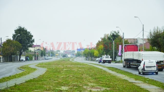 Ieri au fost tăiate buruienile de pe o parte din spațiul care separă sensurile de mers (Foto: Bogdan Grosu)