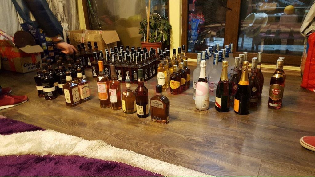 Polițiștii doljeni spun că au confiscat peste 200 de sticle de băuturi alcoolice netimbrate