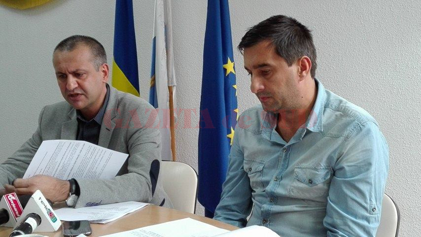 Cosmin Popescu, preşedintele CJ Gorj (stânga) şi Cornel Cimpoeru, şeful Serviciului Drumuri din cadrul CJ Gorj