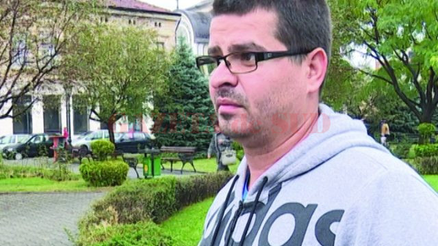 Denis Caragioiu, tatăl unui copil de nouă luni, îşi încălzeşte apartamentul cu aparatul de aer condiţionat