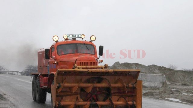 Este nevoie de zeci de utilaje pentru lucrările de deszăpezire