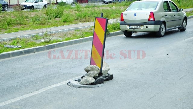 Gura de canal aflată la intersecția cu strada Victor Papillian și semnalizată cu o baliză susținută de niște pietre așteaptă să fie reparată de mai bine de două săptămâni (FOTO: Claudiu Tudor)