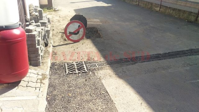 Gura de scurgere a apei care s-a făcut ulterior, la intrarea pe Aleea Nicolae Romanescu