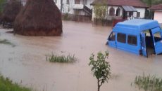 Inundaţiile au afectat drumuri, podeţe şi poduri 