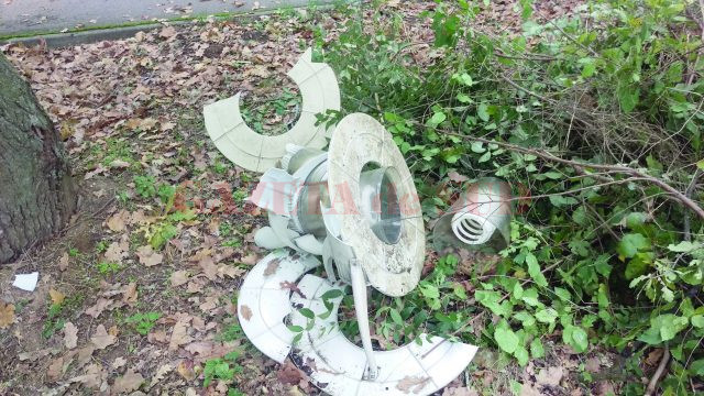 În Parcul Tineretului se mai găseau joi lămpi care fuseseră doborâte de pe stâlpi