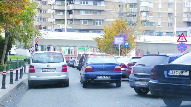 Șoferii nu vor mai putea parca gratuit în locurile special amenajate din centrul Craiovei (Foto: Lucian Anghel)