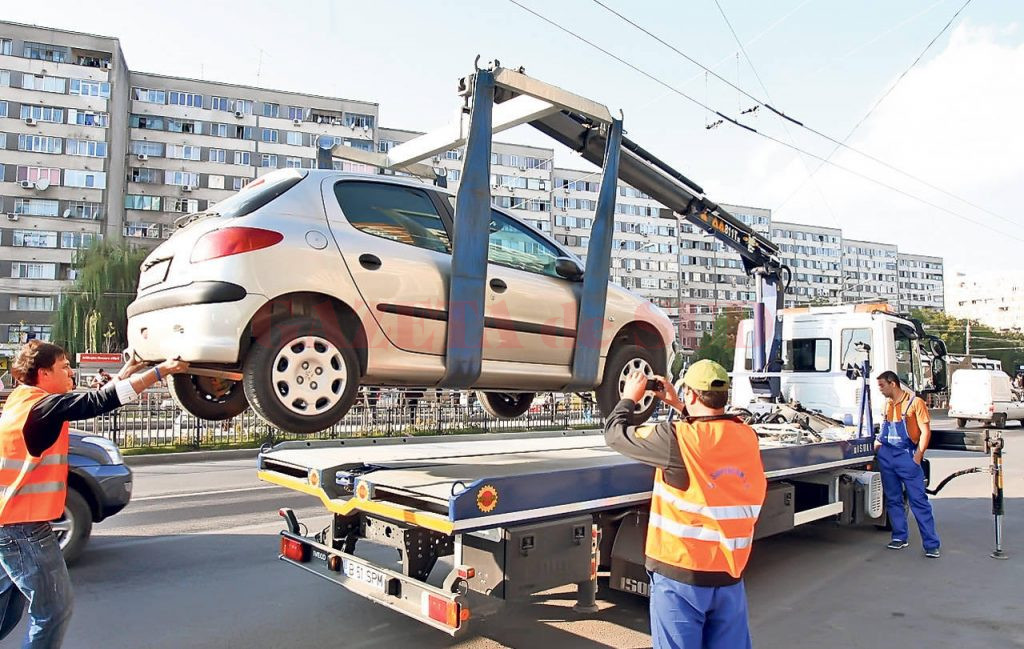 Potrivit noilor reglementări, mașinile parcate aiurea pot fi ridicate cu utilaje speciale, fiind exclusă deplasarea pe propriile roți a vehiculului ridicat (Foto: Arhiva GdS)