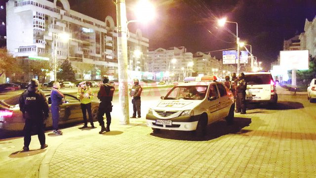Mai mulți craioveni sunt acuzați că au lovit cu mașina, cu piciorul sau au mușcat agenți de poliție (Foto: arhiva GdS)