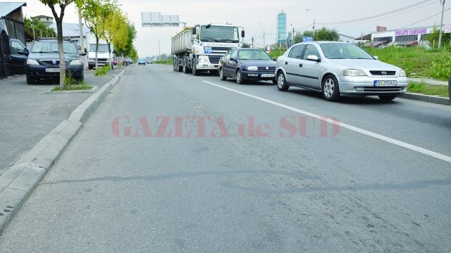 Tronsonul de pe strada Râului dinspre Brestei spre Tabaci, partea stângă, este plin de fisuri, lucru care nu a fost deloc pe placul Inspectoratului în Construcții (FOTO: Claudiu Tudor)