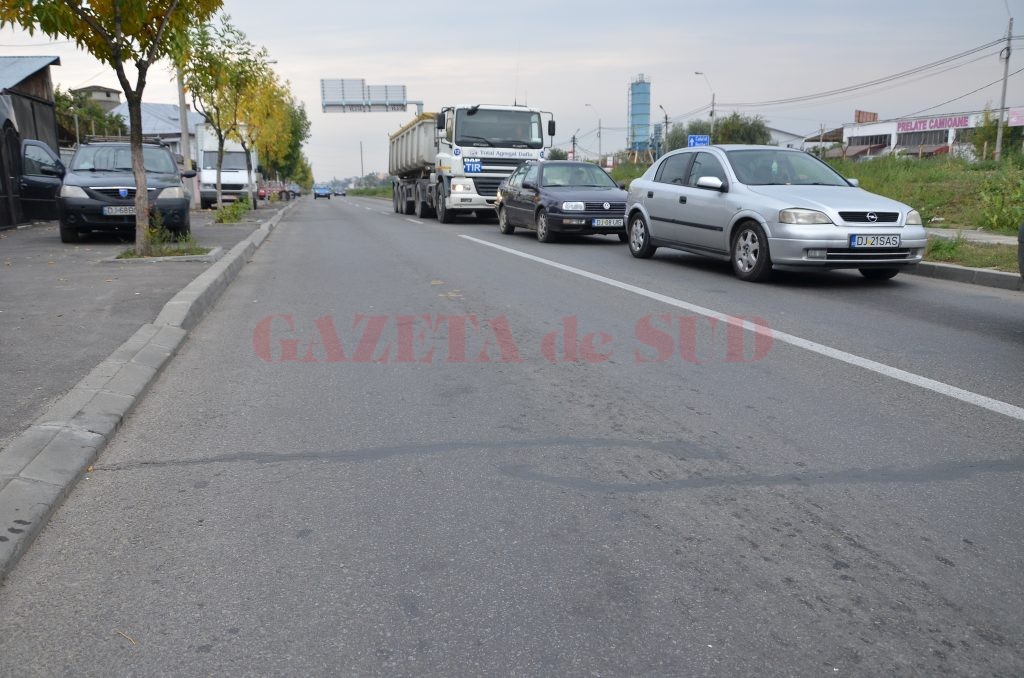 Tronsonul cu probleme de pe strada Râului, unde au apărut fisurile în carosabil (Foto: Claudiu Tudor)