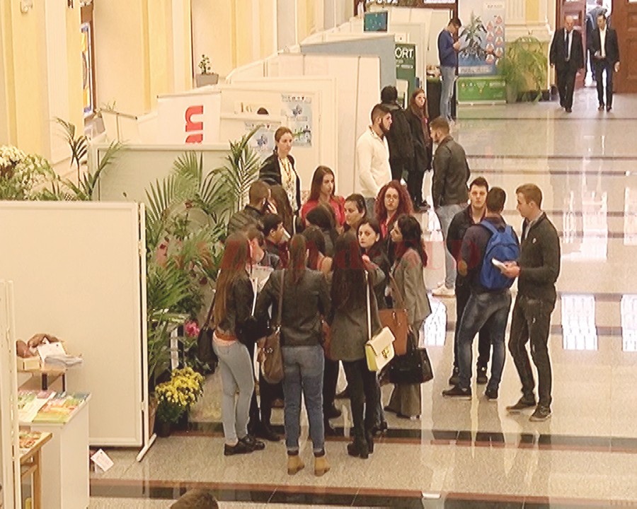 Studenții Universității din Craiova, la primul forum al carierei care se desfășoară pe 12 și 13 octombrie 2016 (Foto: captura video Alege TV)