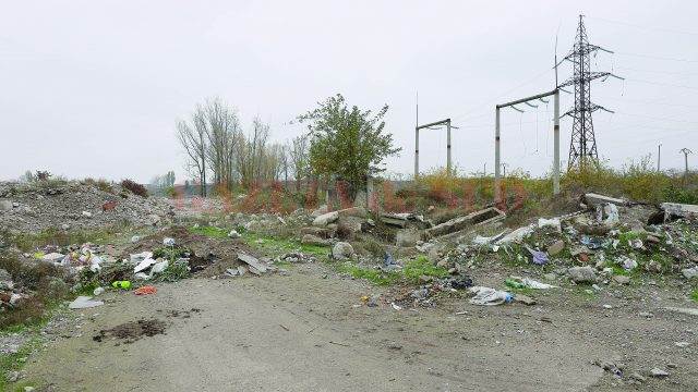 Din fosta termocentrală au rămas doar grămezi de moloz, iar oamenii aduc gunoi în zonă (Foto: Lucian Anghel)