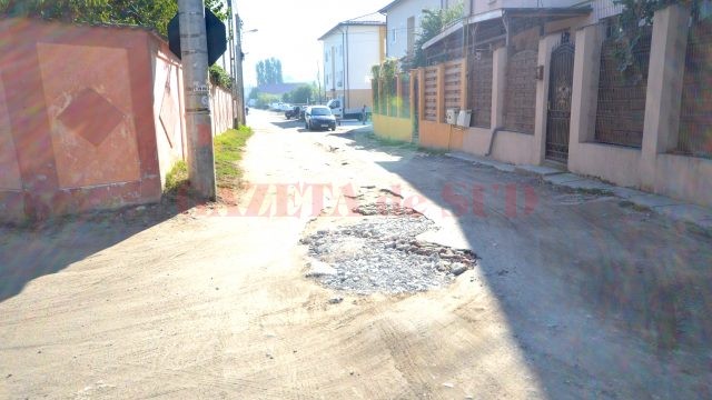 Strada Tismana, „pavată“ în trei moduri: asfalt, piatră de râu și pământ (FOTO: Claudiu Tudor)