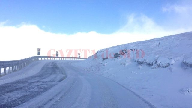Iarna a sosit la munte, dar încă se circulă pe Transalpina