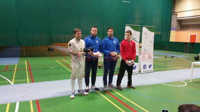 Alin Sbîrcia și Liviu Dragomir (în bluză albastră) au urcat pe podium la competiția de la Dublin (foto: FRScrimă)