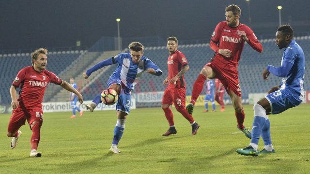 Alex Băluţă (la minge) a bifat ieri 100 de meciuri pe prima scenă (Foto: csuc.ro)