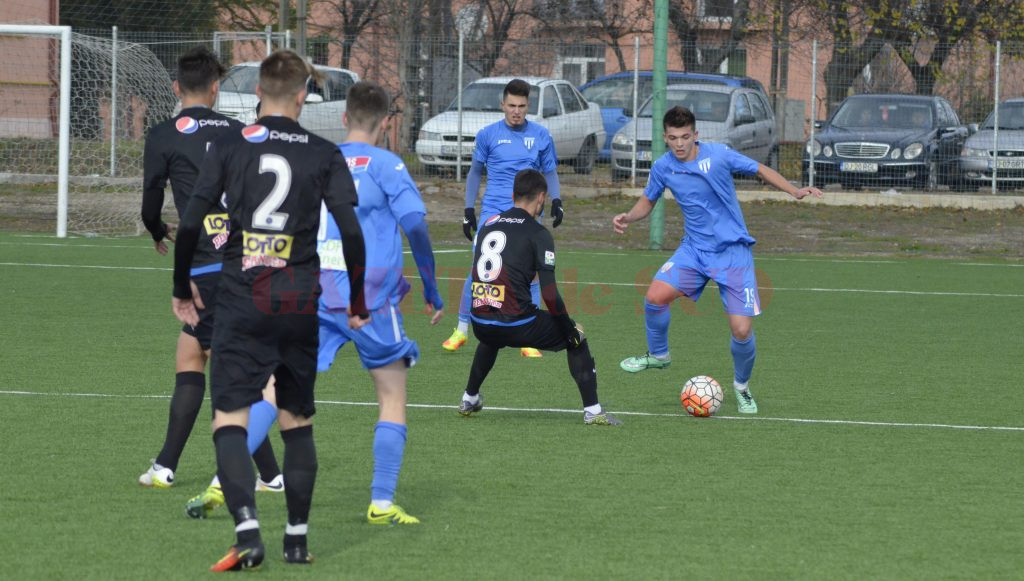 Juniorii A de la CS Universitatea (în albastru) au făcut o figură frumoasă în meciul cu FC Viitorul (Foto: Alexandru Vîrtosu)