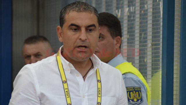 Jerry Gane, dezamăgit de maniera de arbitraj a lui Cristian Georgescu (Foto: Alexandru Vîrtosu)
