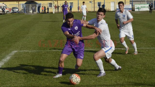Olteanul Ionuţ Năstăsie (în violet) le-a dat mari bătăi de cap fundaşilor craioveni (Foto: Alexandru Vîrtosu)