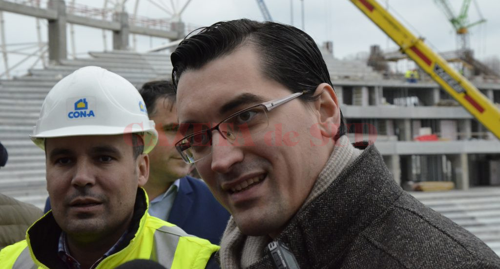 Președintele FRF, Răzvan Burleanu (foto dreapta)