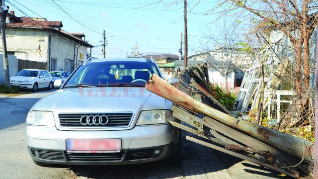 Gardul unei case de pe Câmpia Islaz a căzut peste o maşină (Foto: Claudiu Tudor)