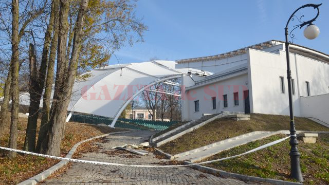 Intrarea în Teatrul de Vară era, ieri, interzisă (Foto: Claudiu Tudor)