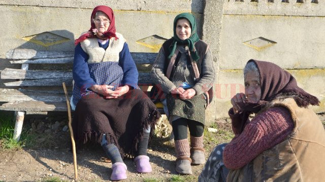 Pe uliţele din Salcia au mai rămas doar bătrânii (Foto: Claudiu Tudor)