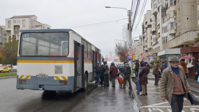 Călătorii ar urca mai uşor direct de pe peron, dar şoferii staţionează foarte departe de el (Foto: Bogdan Grosu)