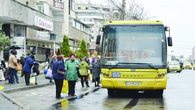 Nici 5b-ul nu a oprit lângă peron (Foto: Bogdan Grosu)