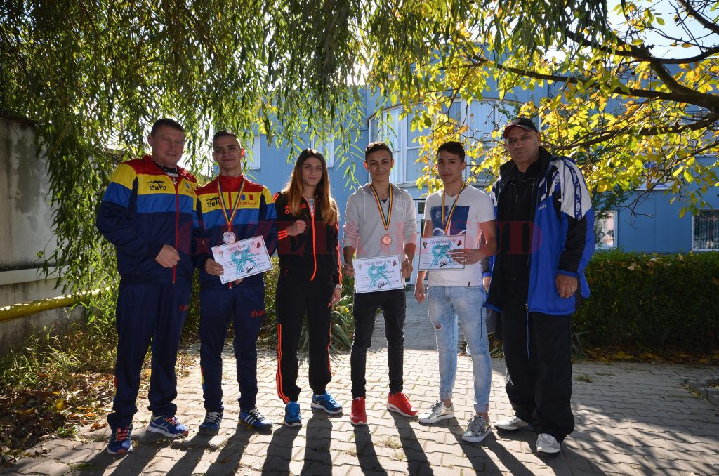 Cei trei medaliați craioveni, Dorel Bolovan (al doilea din stânga), Andrei Tunaru (al treilea din dreapta) și Florin Gabriel Dinu (al doilea din dreapta), alături de antrenorii Ion Dragomir (stânga), Dora Mustățea și Marcel Sârba (dreapta) (Foto: Bogdan Grosu)