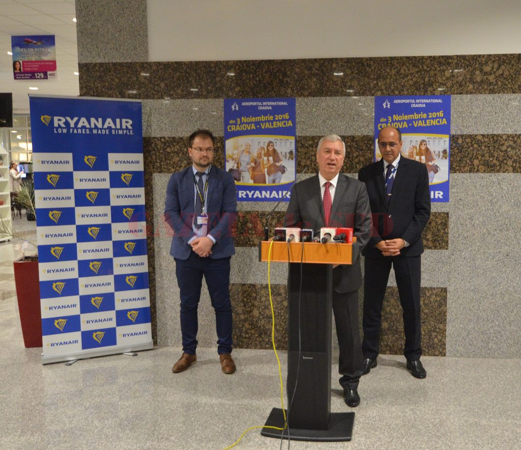 Preşedintele Cj Dolj, Ion Prioteasa (la pupitru) împreună cu reprezentantul Ryanair (stânga) şi directorul Aeroportului Craiova, Mircea Dumitru