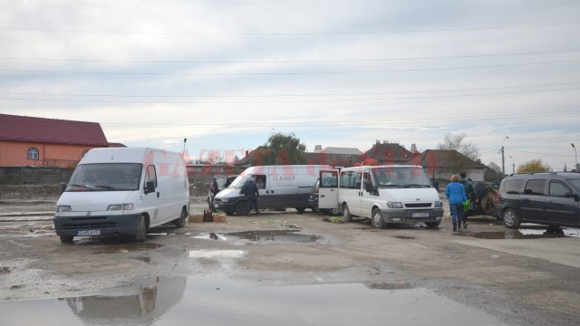 Oamenii îşi vând marfa din portbagaj sau direct de pe jos (Foto: Bogdan Grosu)