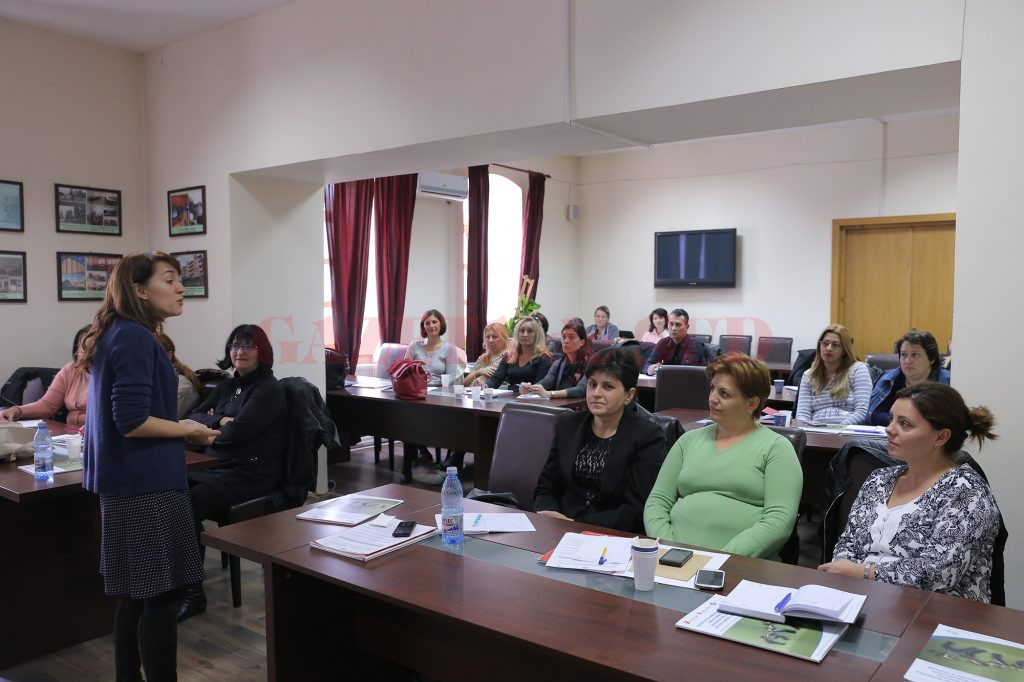 100 de specialişti din Dolj din domeniile protecţia copilului, educaţie şi sănătate au urmat cursuri de formare pentru prevenirea fenomenului violenţei (Foto: Lucian Anghel)