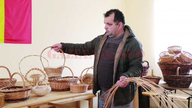Gigi Marinaş, administratorul atelierului de împletit coşuleţe (Foto: Lucian Anghel)