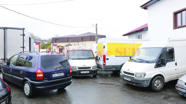 Maşinile blochează accesul în Piaţa Chiriac (Foto: Lucian Anghel)