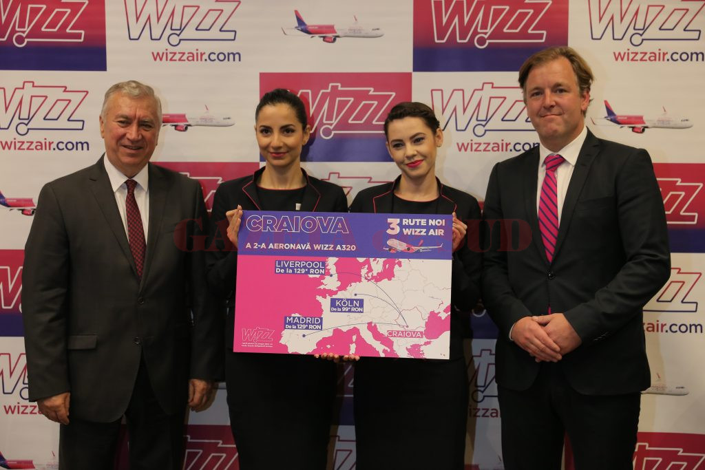 Preşedintele CJ Dolj, Ion Prioteasa (stânga), şi Johan Eidhagen, Chief Marketing Officer Wizz Air, prezentând noile rute Wizz Air (Foto: Lucian Anghel)