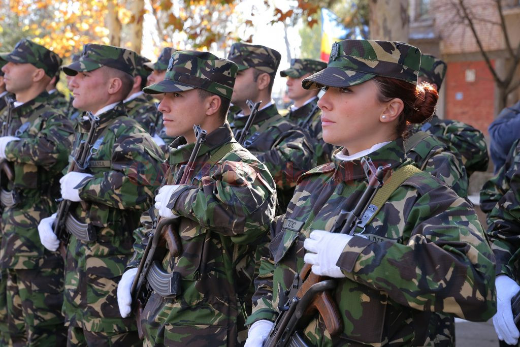 Câteva fete au ales meseria de militar (Foto: Lucian Anghel)